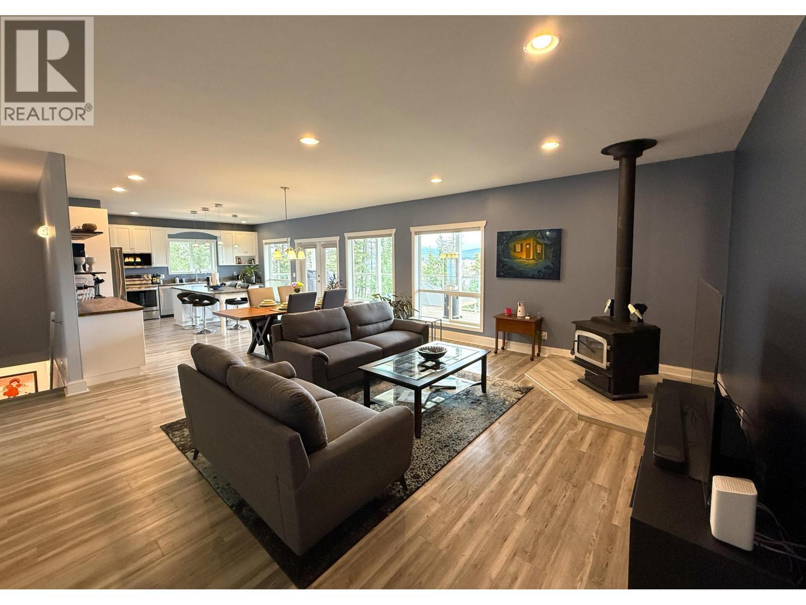 4849 Bryan Crescent, 108 Mile Ranch, BC - Indoor Photo Showing Living Room
