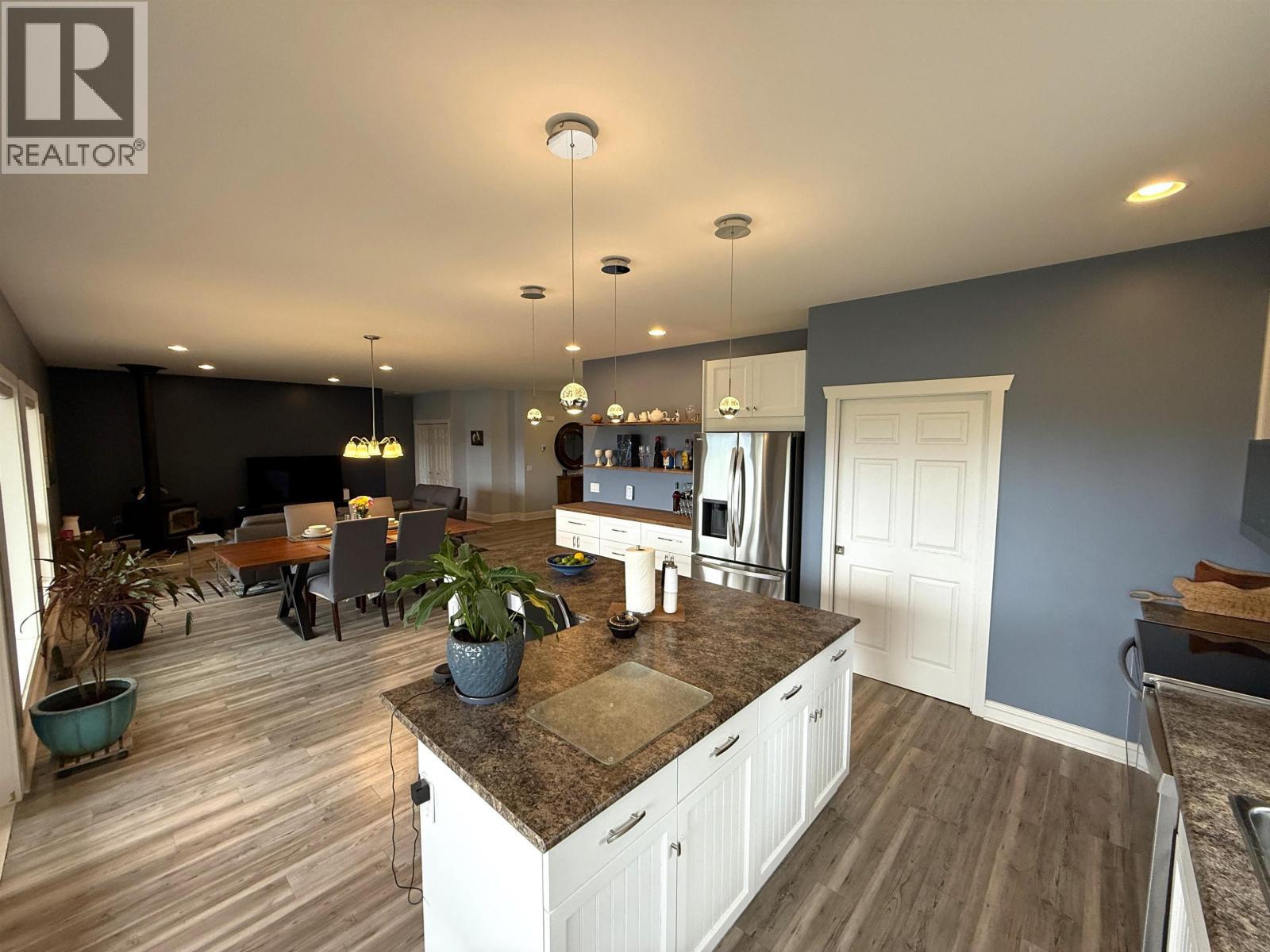 4849 Bryan Crescent, 108 Mile Ranch, BC - Indoor Photo Showing Kitchen With Upgraded Kitchen