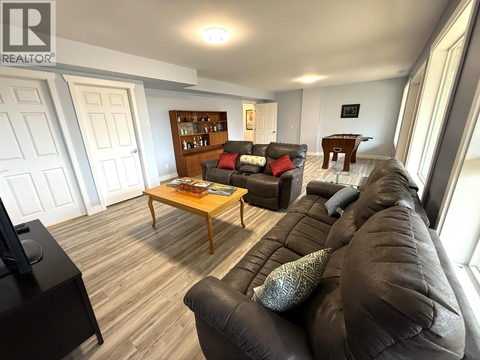 4849 Bryan Crescent, 108 Mile Ranch, BC - Indoor Photo Showing Living Room