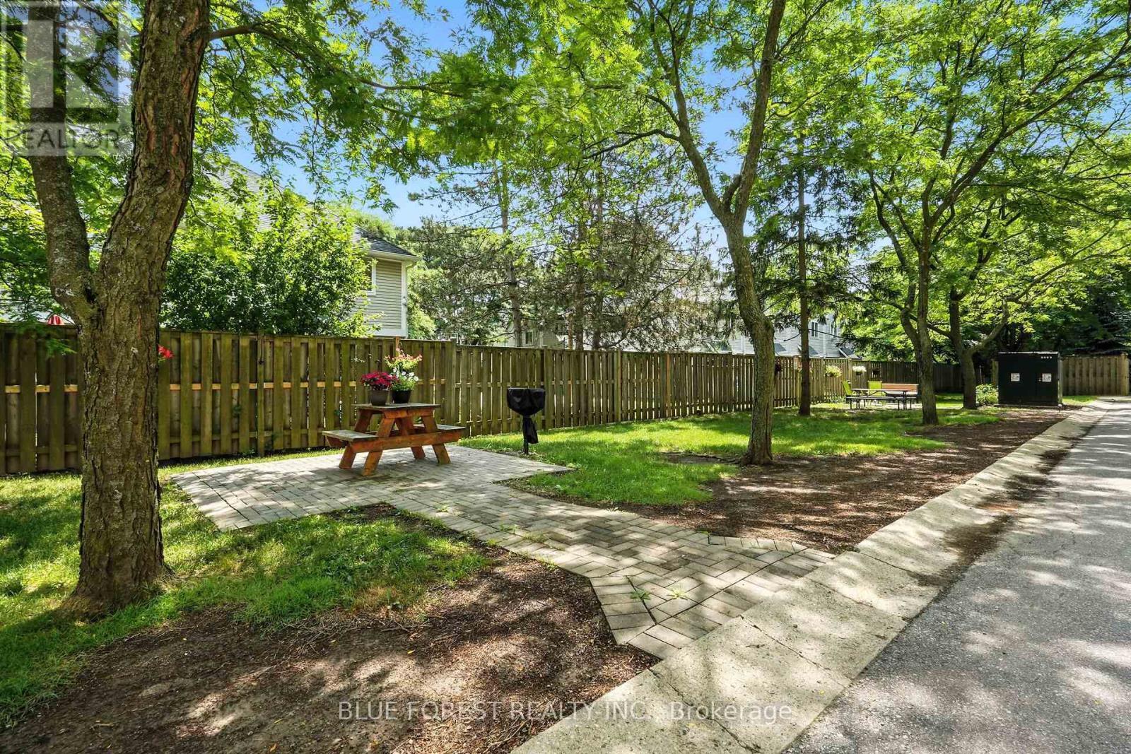 909 - 127 Belmont Drive, London South (South O), ON - Outdoor With Backyard