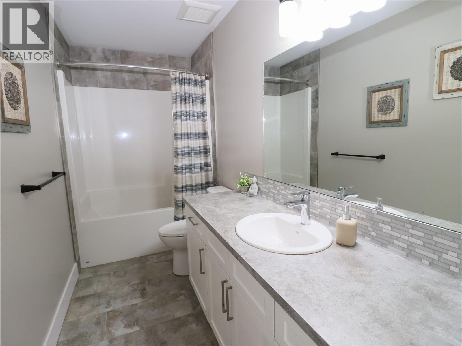 3600 Hall Frontage Road, Grand Forks, BC - Indoor Photo Showing Bathroom