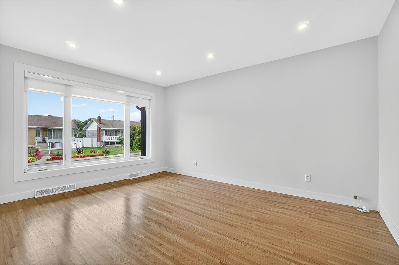 Salon - 453 93E Avenue, Laval (Chomedey), QC - Indoor Photo Showing Other Room