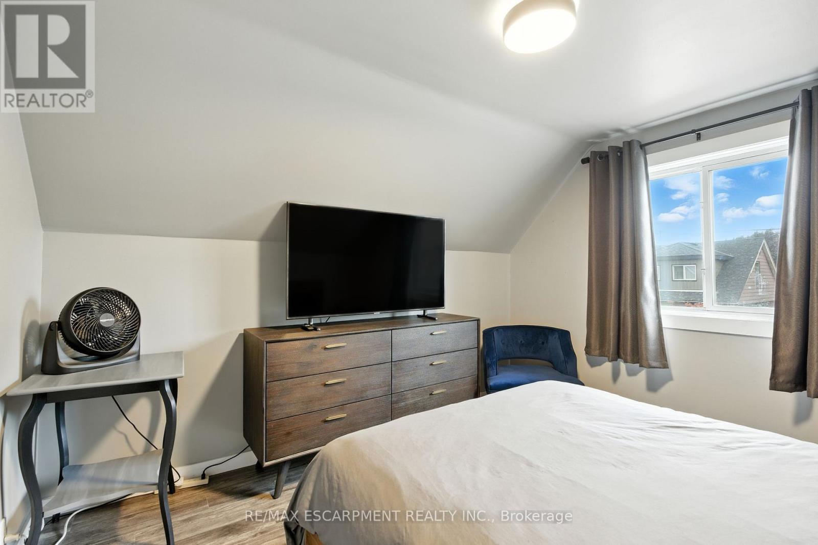 85 Crosthwaite Avenue N, Hamilton, ON - Indoor Photo Showing Bedroom