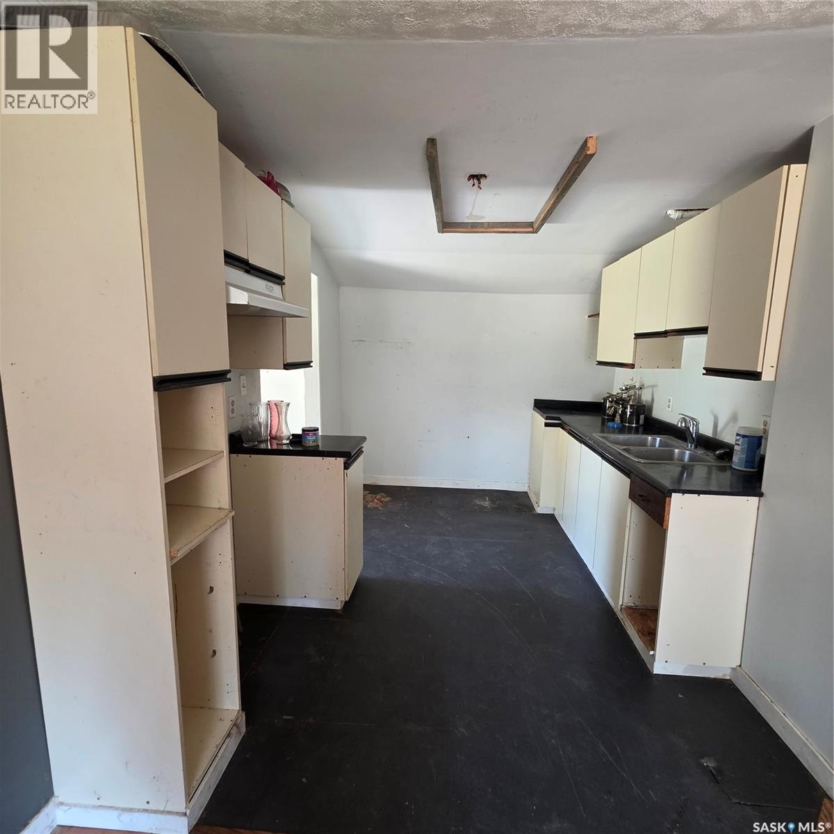 137 Morin Crescent, Leoville, SK - Indoor Photo Showing Kitchen With Double Sink