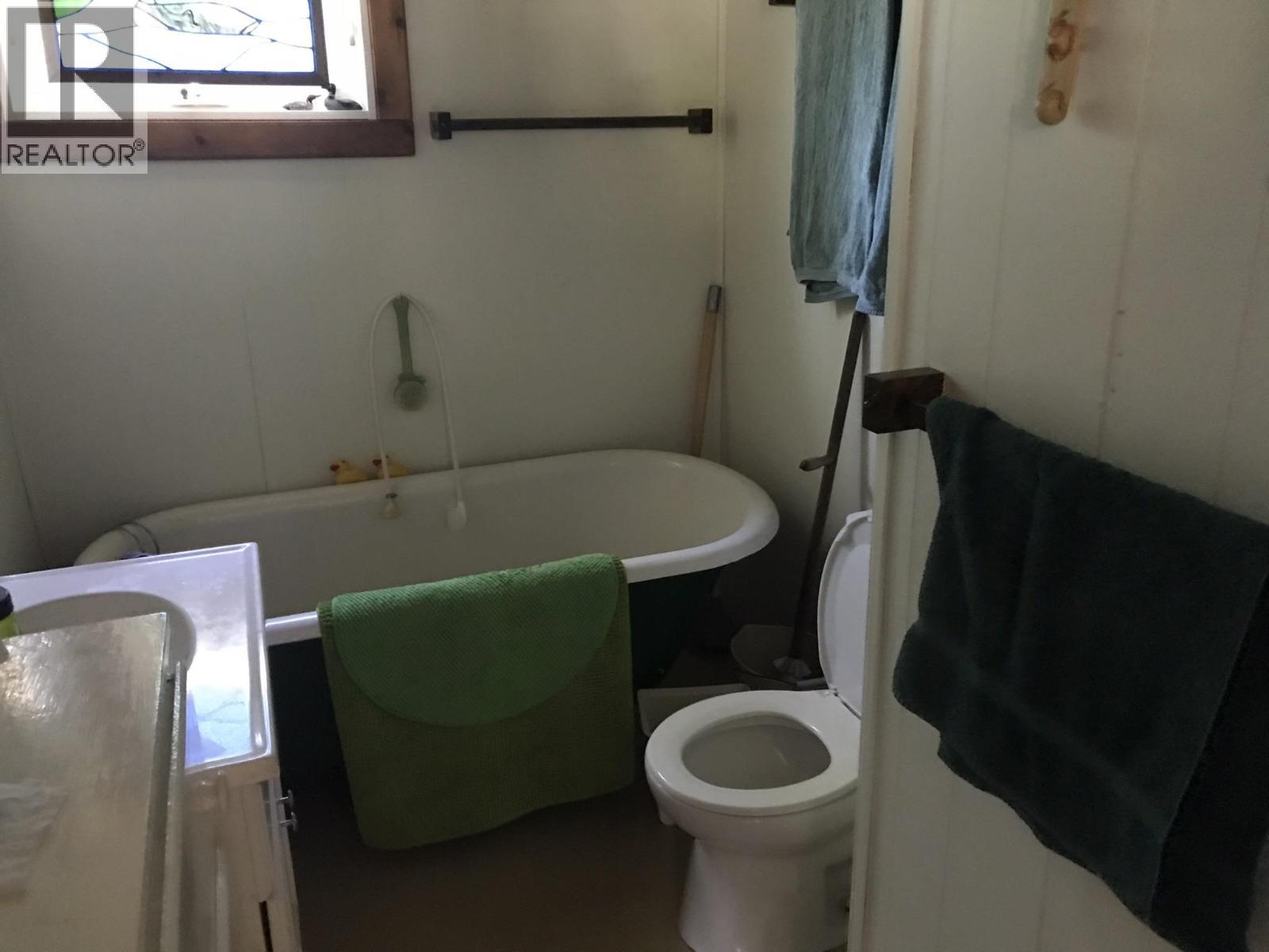 3548 Sellars Road, 100 Mile House, BC - Indoor Photo Showing Bathroom