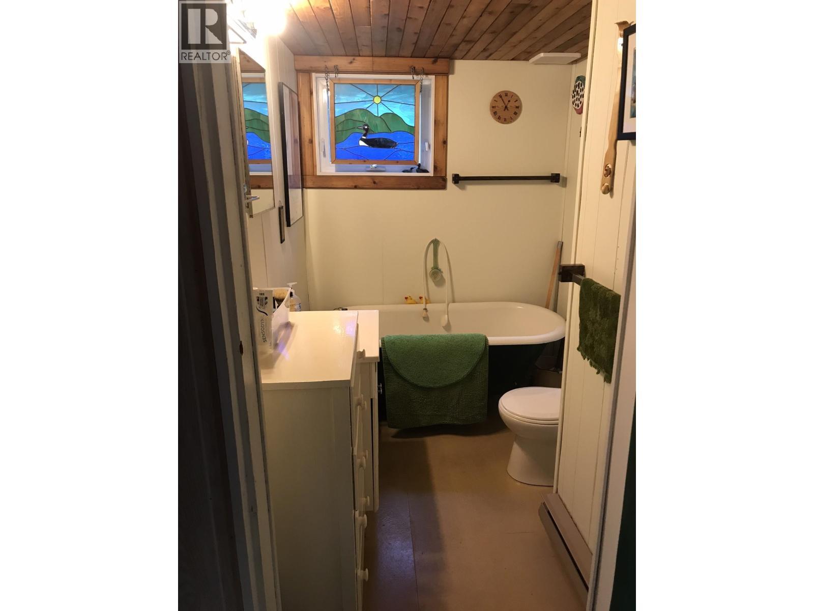 3548 Sellars Road, 100 Mile House, BC - Indoor Photo Showing Bathroom