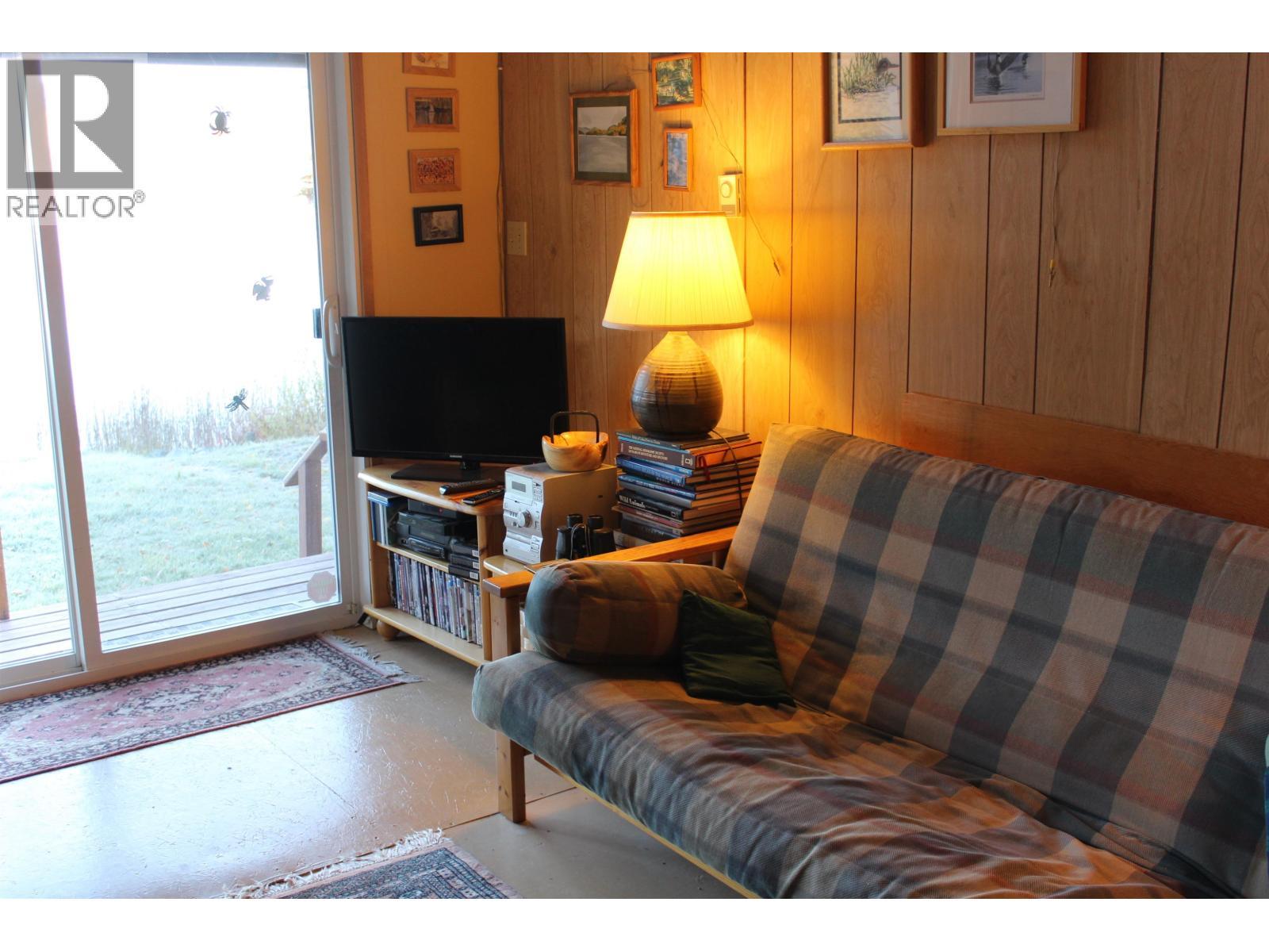 3548 Sellars Road, 100 Mile House, BC - Indoor Photo Showing Living Room
