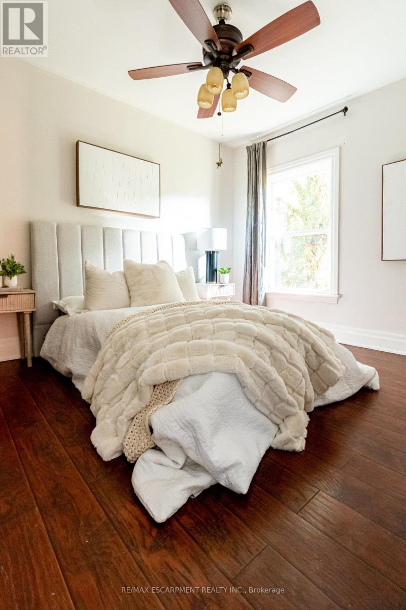 2 - 11 Eastbourne Avenue, Hamilton, ON - Indoor Photo Showing Bedroom