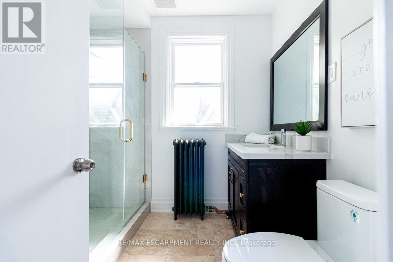 2 - 11 Eastbourne Avenue, Hamilton, ON - Indoor Photo Showing Bathroom