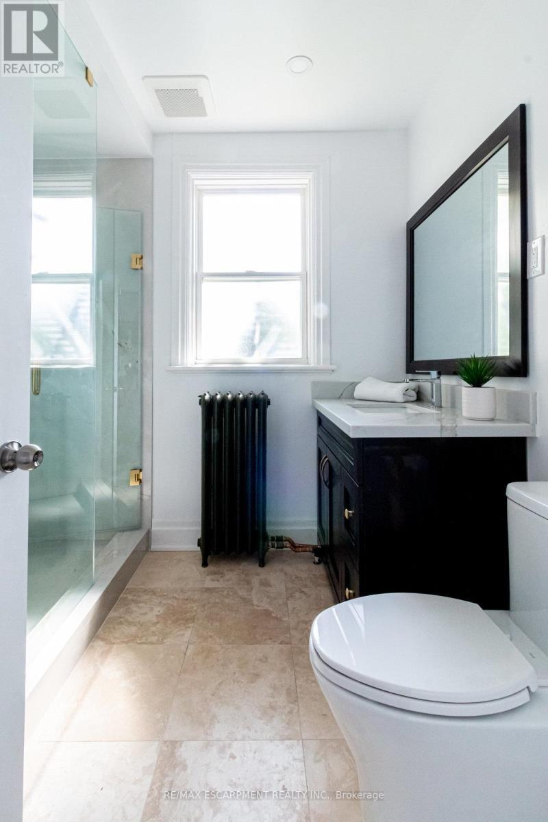 2 - 11 Eastbourne Avenue, Hamilton, ON - Indoor Photo Showing Bathroom