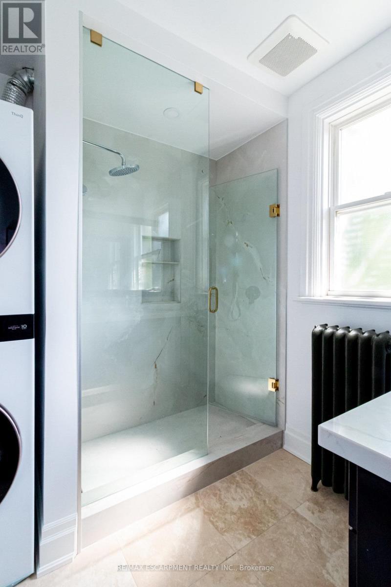 2 - 11 Eastbourne Avenue, Hamilton, ON - Indoor Photo Showing Bathroom