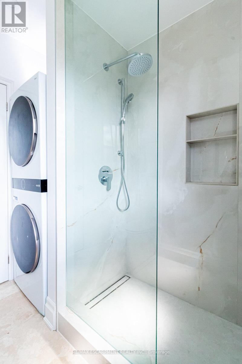 2 - 11 Eastbourne Avenue, Hamilton, ON - Indoor Photo Showing Laundry Room