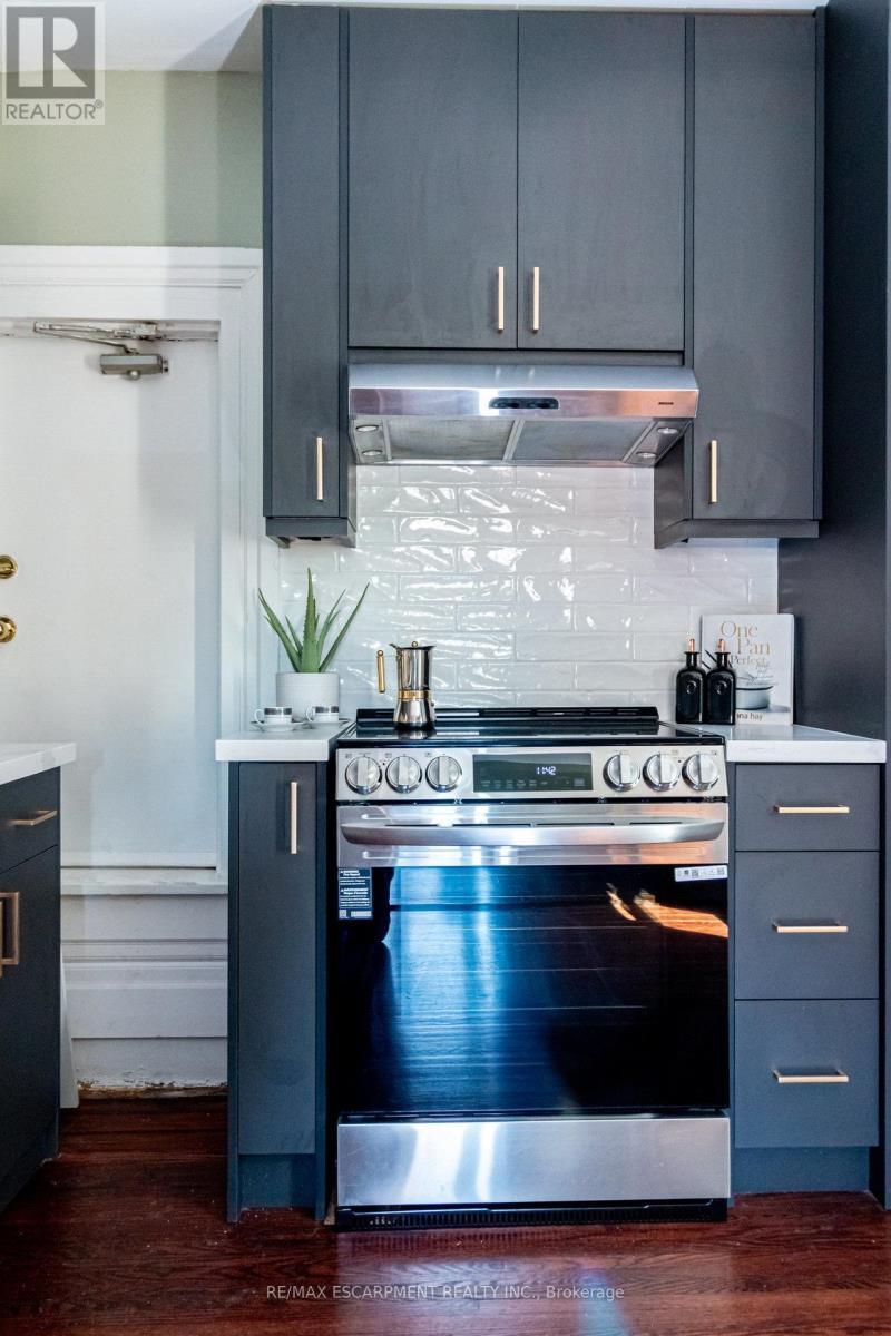 2 - 11 Eastbourne Avenue, Hamilton, ON - Indoor Photo Showing Kitchen With Upgraded Kitchen