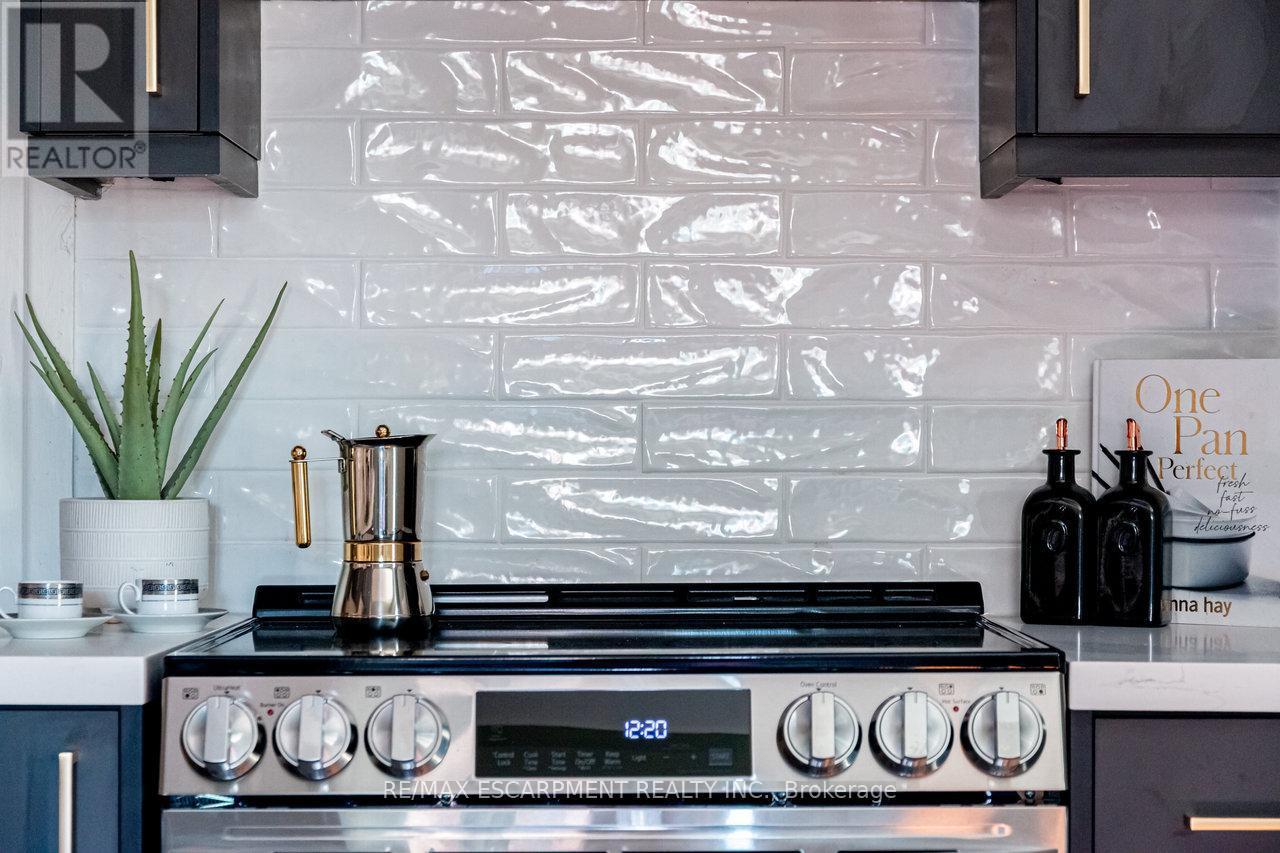 2 - 11 Eastbourne Avenue, Hamilton, ON - Indoor Photo Showing Kitchen