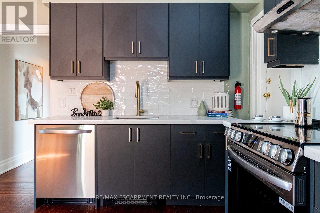 2 - 11 Eastbourne Avenue, Hamilton, ON - Indoor Photo Showing Kitchen With Upgraded Kitchen