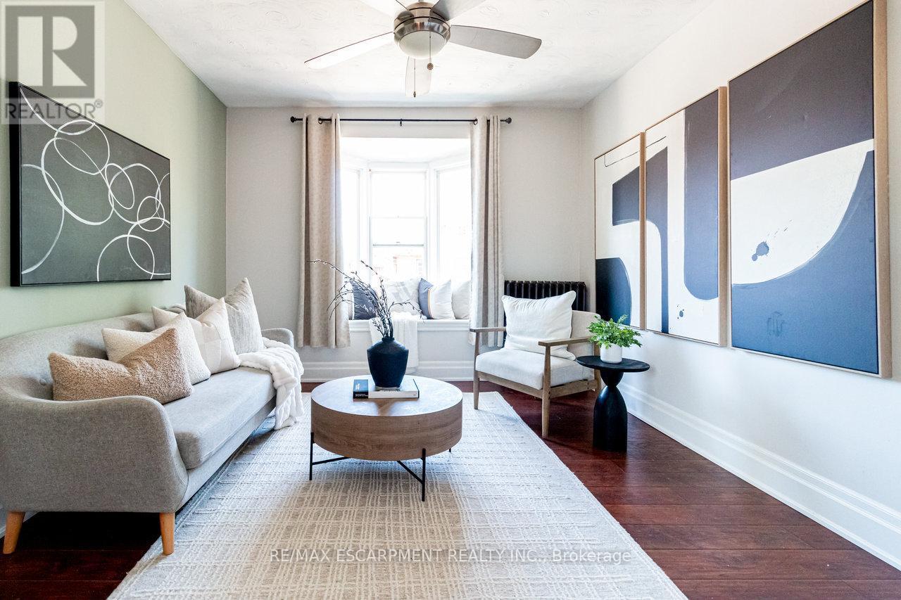 2 - 11 Eastbourne Avenue, Hamilton, ON - Indoor Photo Showing Living Room