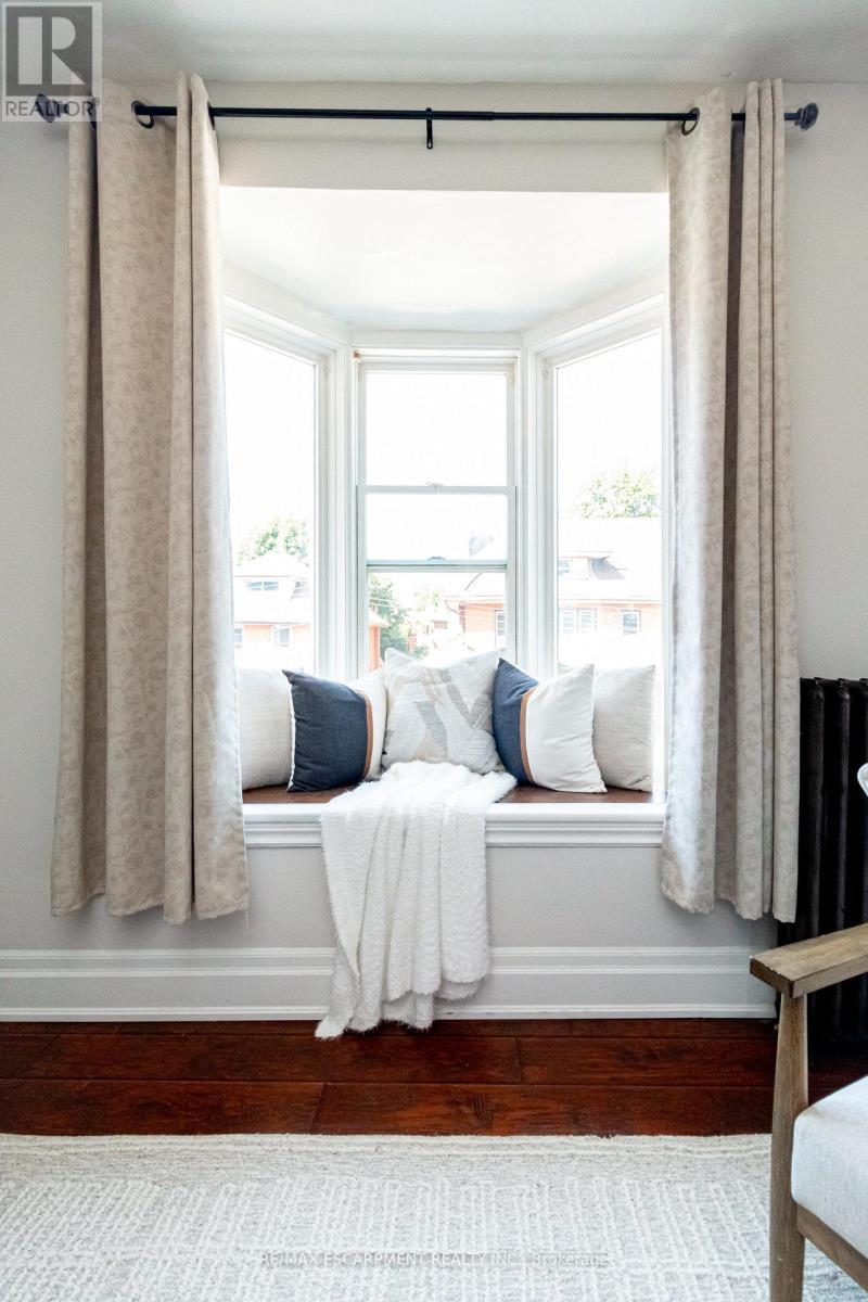 2 - 11 Eastbourne Avenue, Hamilton, ON - Indoor Photo Showing Bedroom