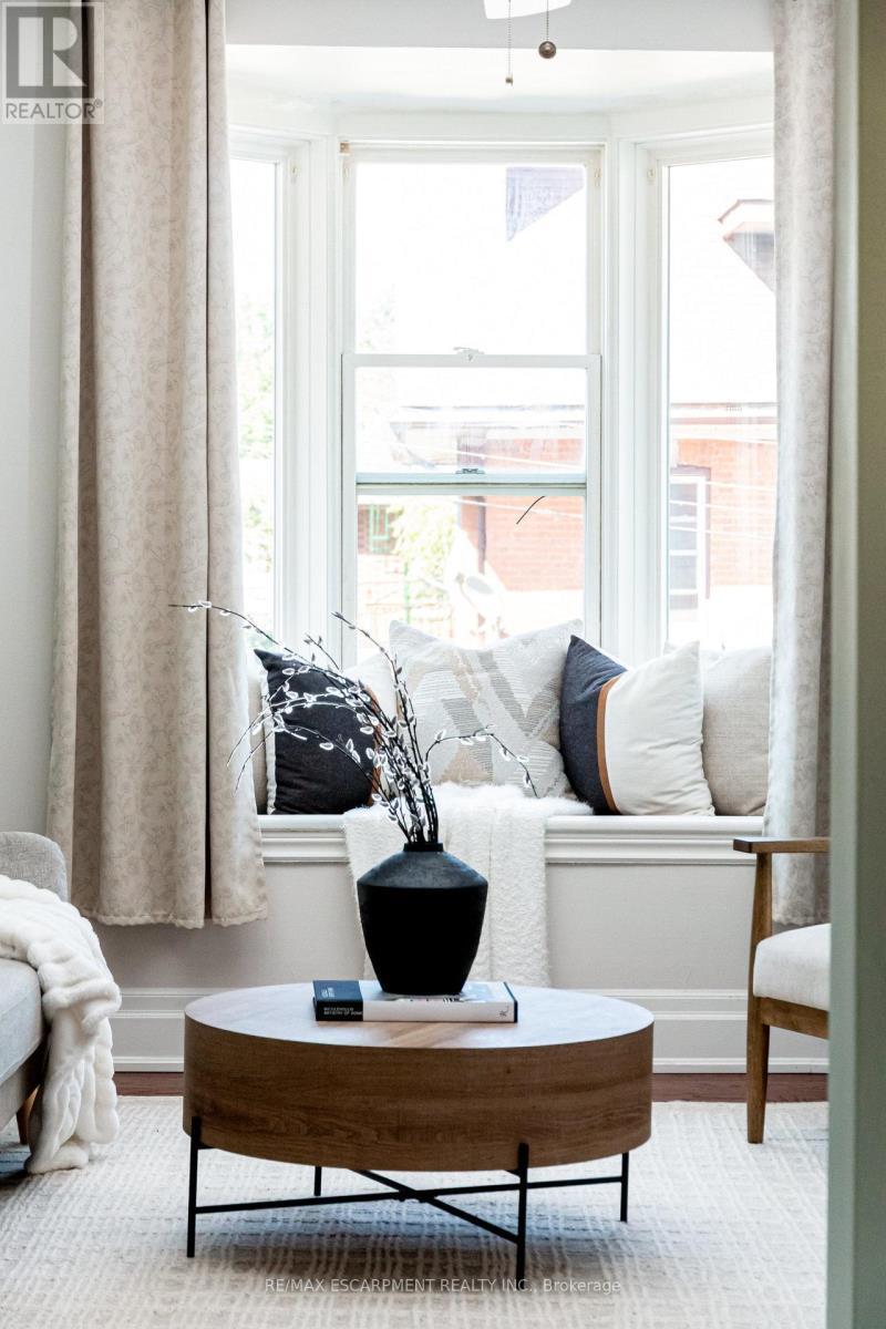 2 - 11 Eastbourne Avenue, Hamilton, ON - Indoor Photo Showing Living Room