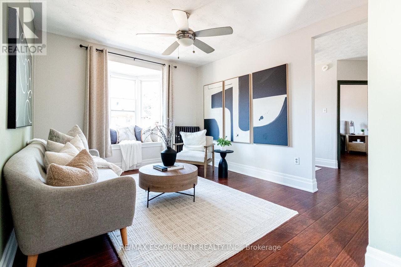 2 - 11 Eastbourne Avenue, Hamilton, ON - Indoor Photo Showing Living Room