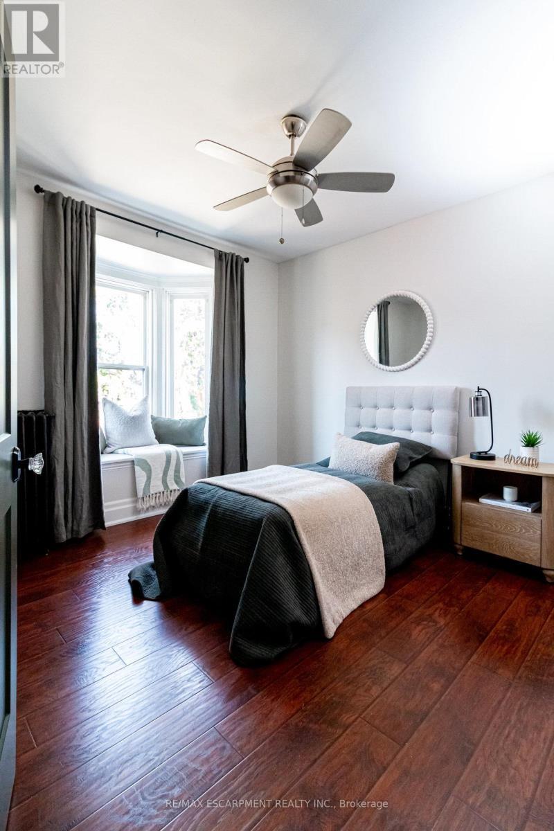 2 - 11 Eastbourne Avenue, Hamilton, ON - Indoor Photo Showing Bedroom