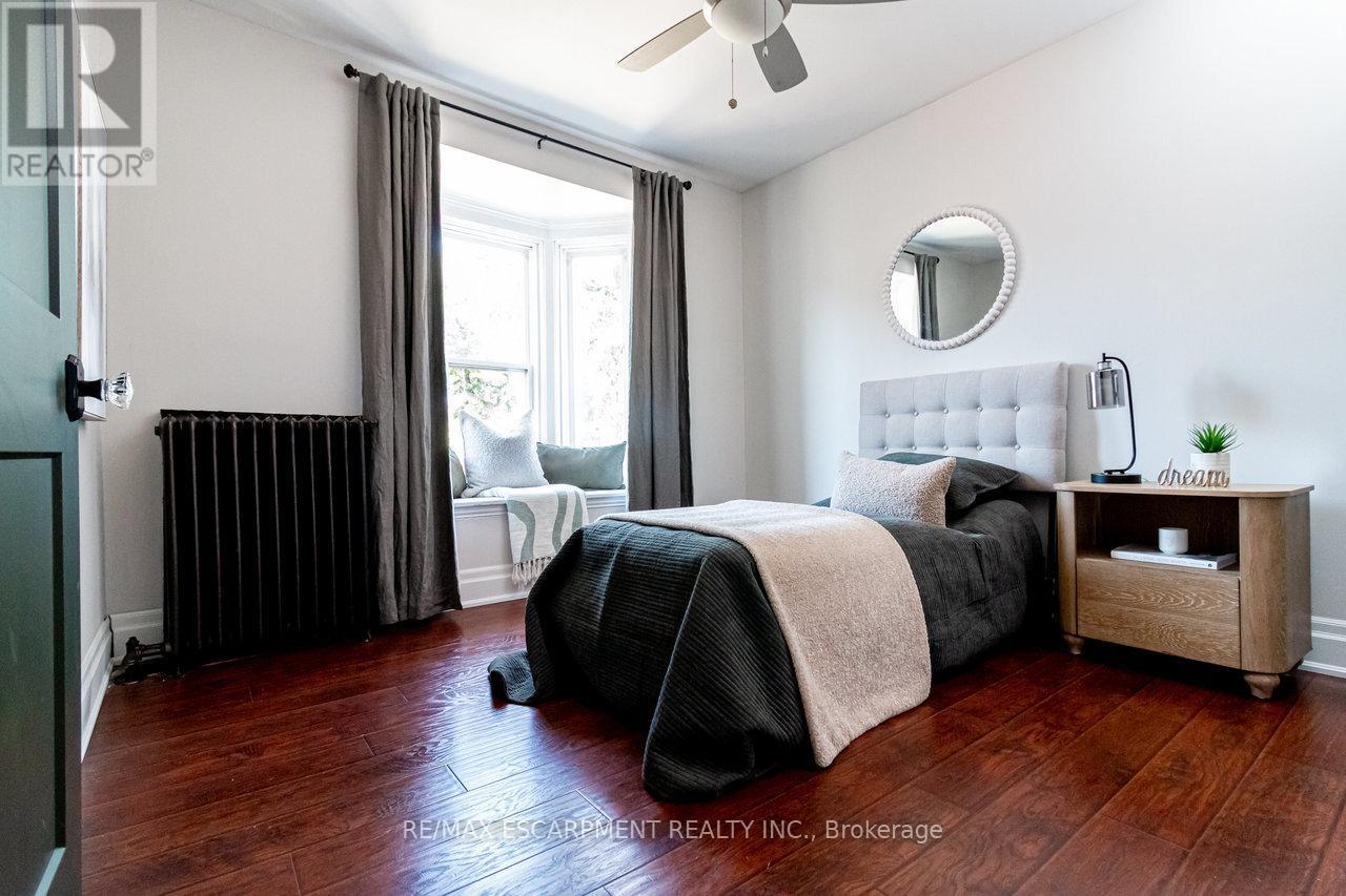 2 - 11 Eastbourne Avenue, Hamilton, ON - Indoor Photo Showing Bedroom