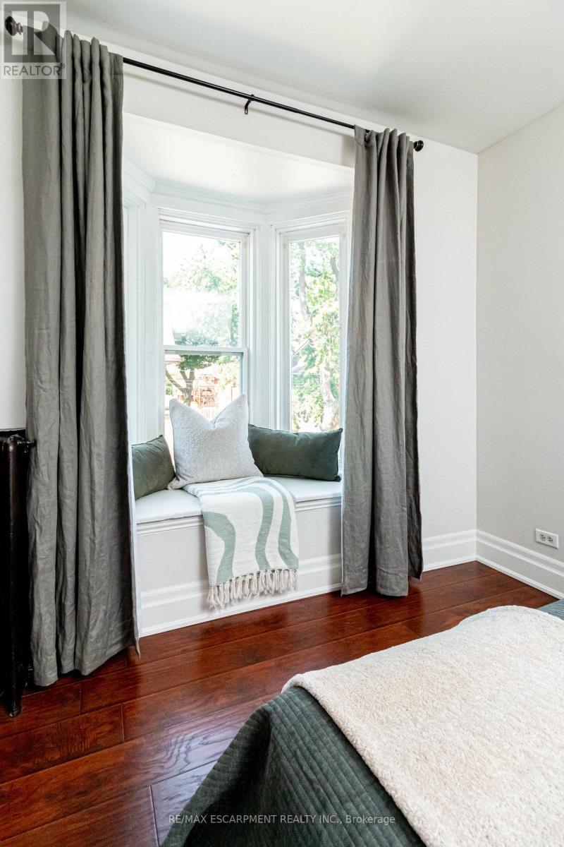 2 - 11 Eastbourne Avenue, Hamilton, ON - Indoor Photo Showing Bedroom