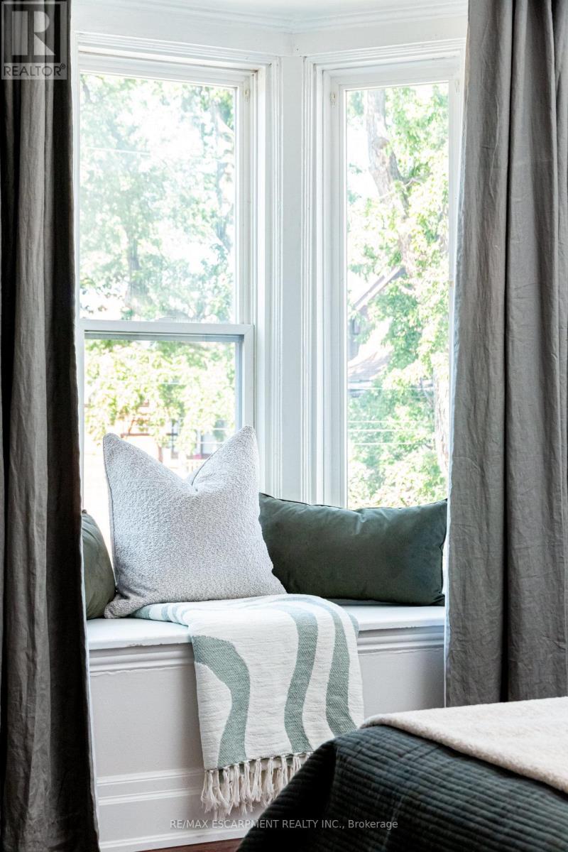 2 - 11 Eastbourne Avenue, Hamilton, ON - Indoor Photo Showing Bedroom