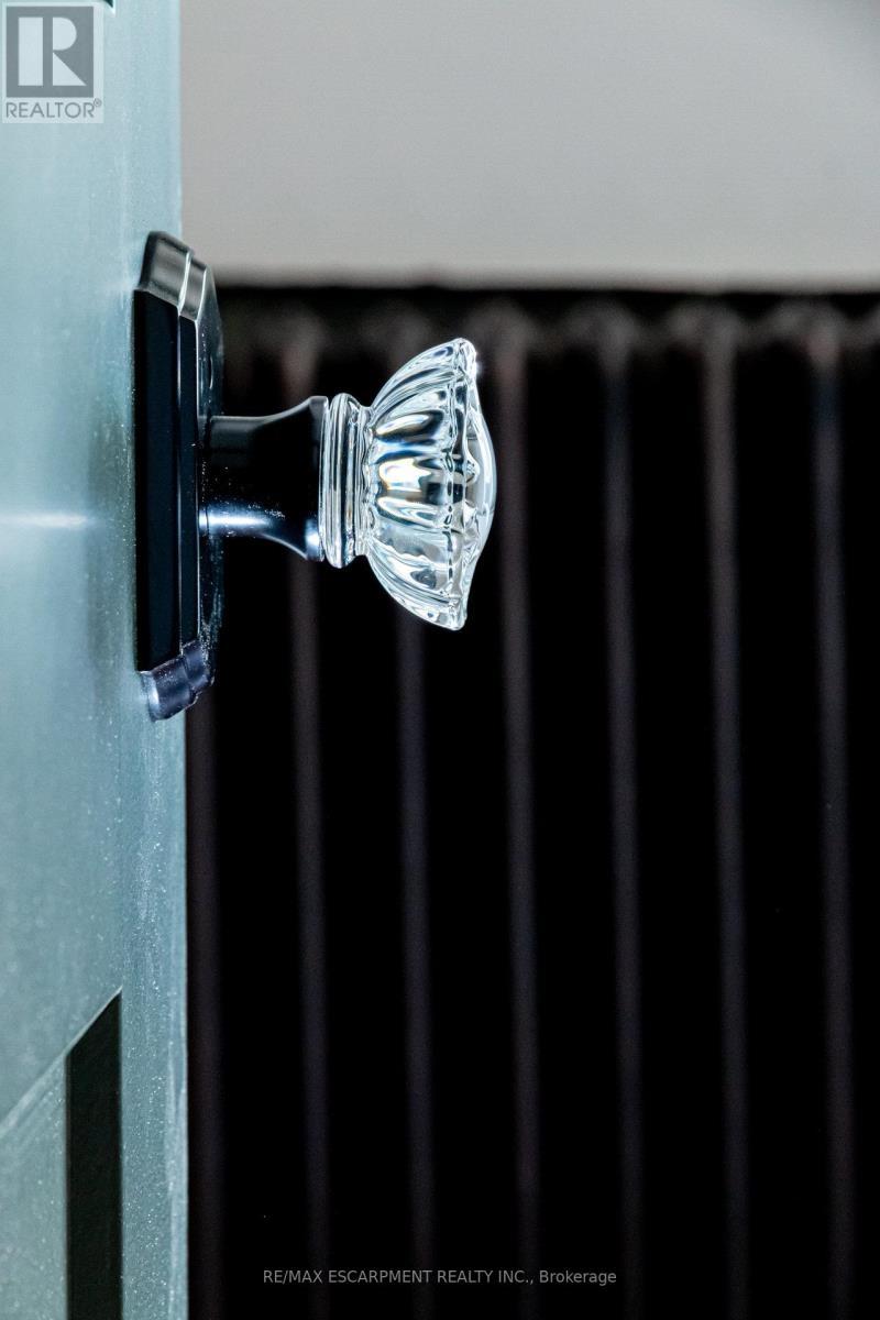 2 - 11 Eastbourne Avenue, Hamilton, ON - Indoor Photo Showing Other Room