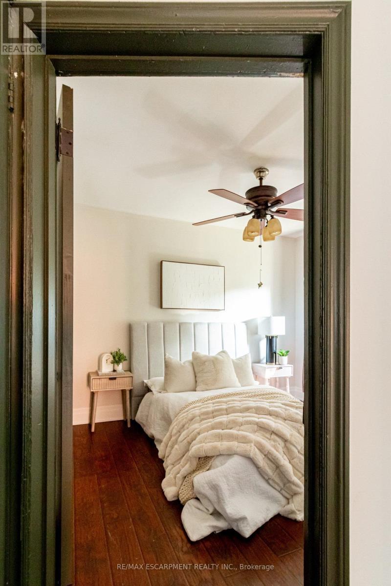 2 - 11 Eastbourne Avenue, Hamilton, ON - Indoor Photo Showing Bedroom
