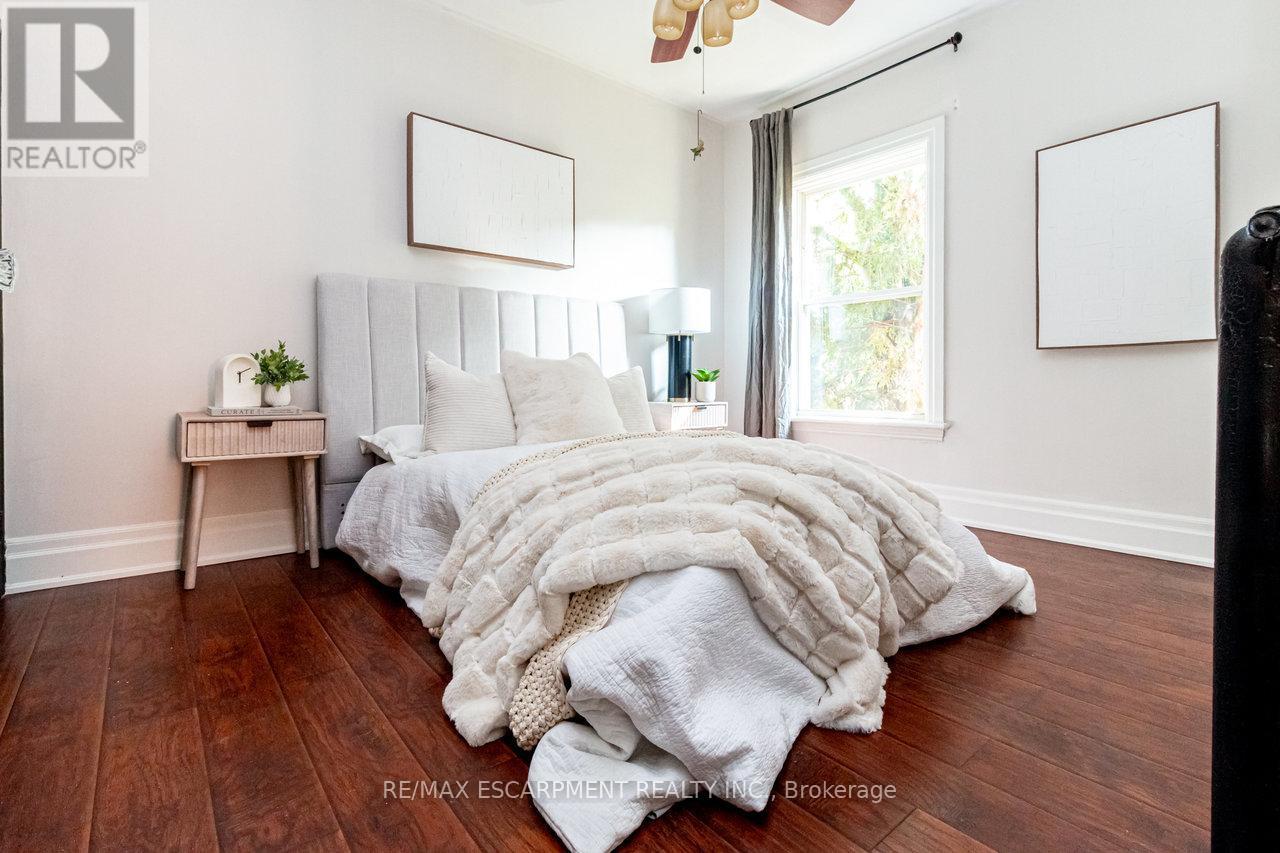 2 - 11 Eastbourne Avenue, Hamilton, ON - Indoor Photo Showing Bedroom