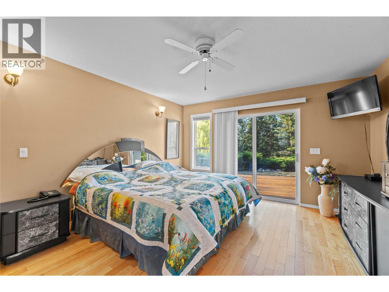 760 Mobley Road, Tappen, BC - Indoor Photo Showing Bedroom