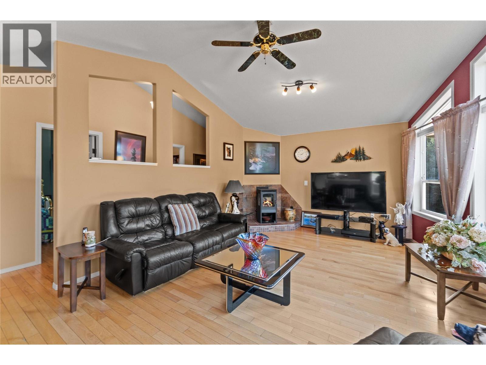 760 Mobley Road, Tappen, BC - Indoor Photo Showing Living Room
