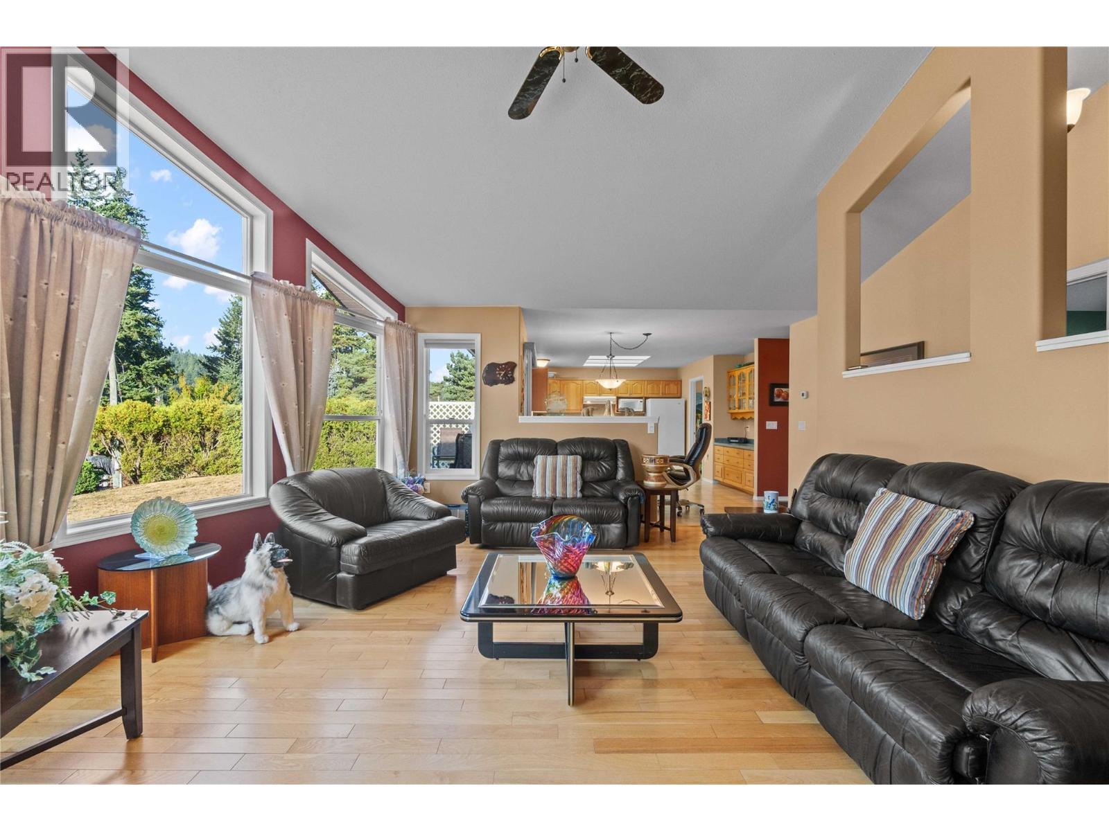760 Mobley Road, Tappen, BC - Indoor Photo Showing Living Room