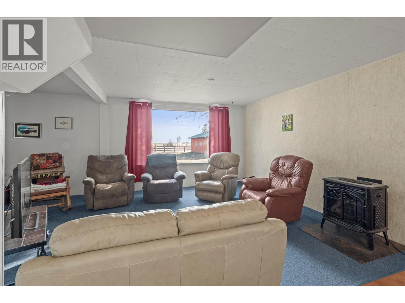 6619 Highway 97A Highway N, Enderby, BC - Indoor Photo Showing Living Room