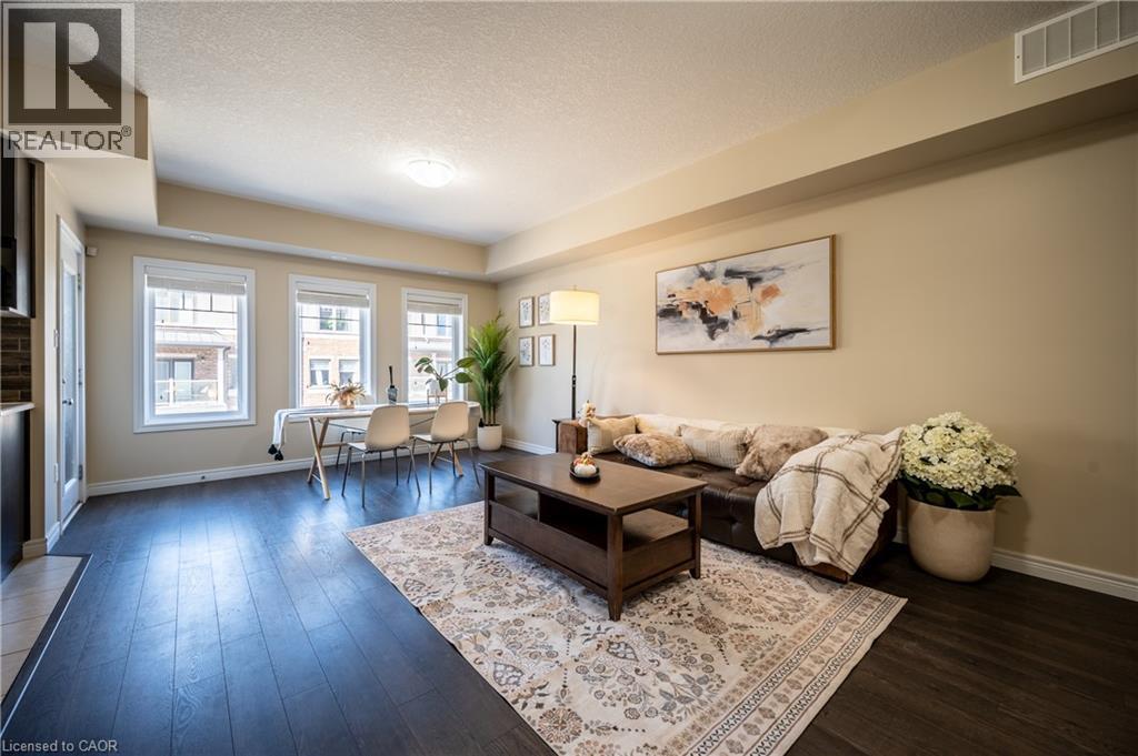 70 Willowrun Drive Unit# B2, Kitchener, ON - Indoor Photo Showing Living Room