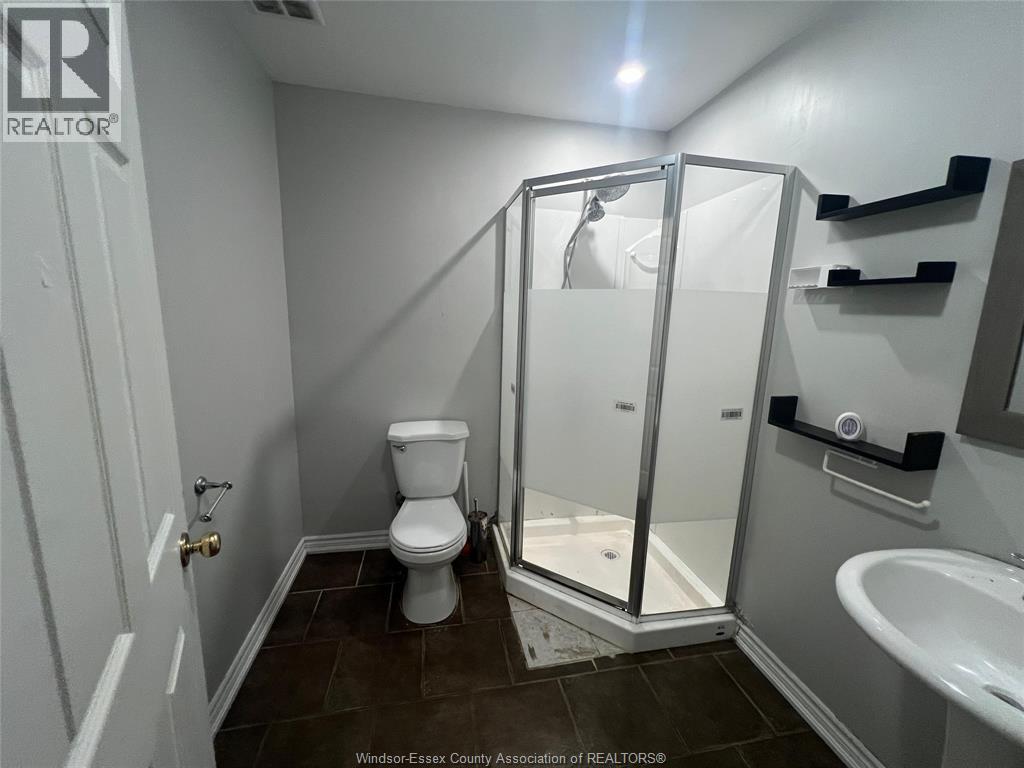 1890 Shepherd Street Unit# Lower, Windsor, ON - Indoor Photo Showing Bathroom