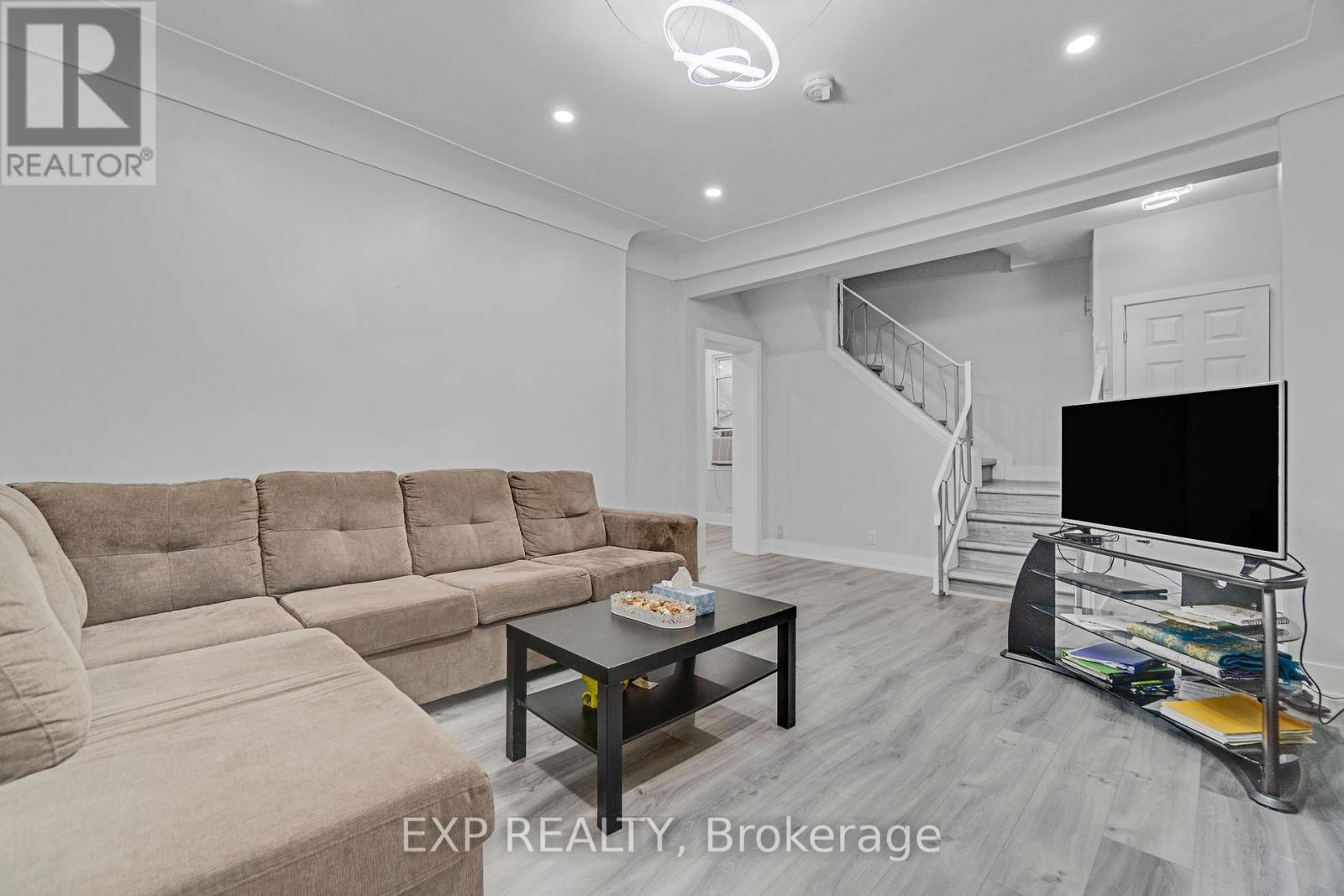 23 Lyndhurst Street, Hamilton, ON - Indoor Photo Showing Living Room