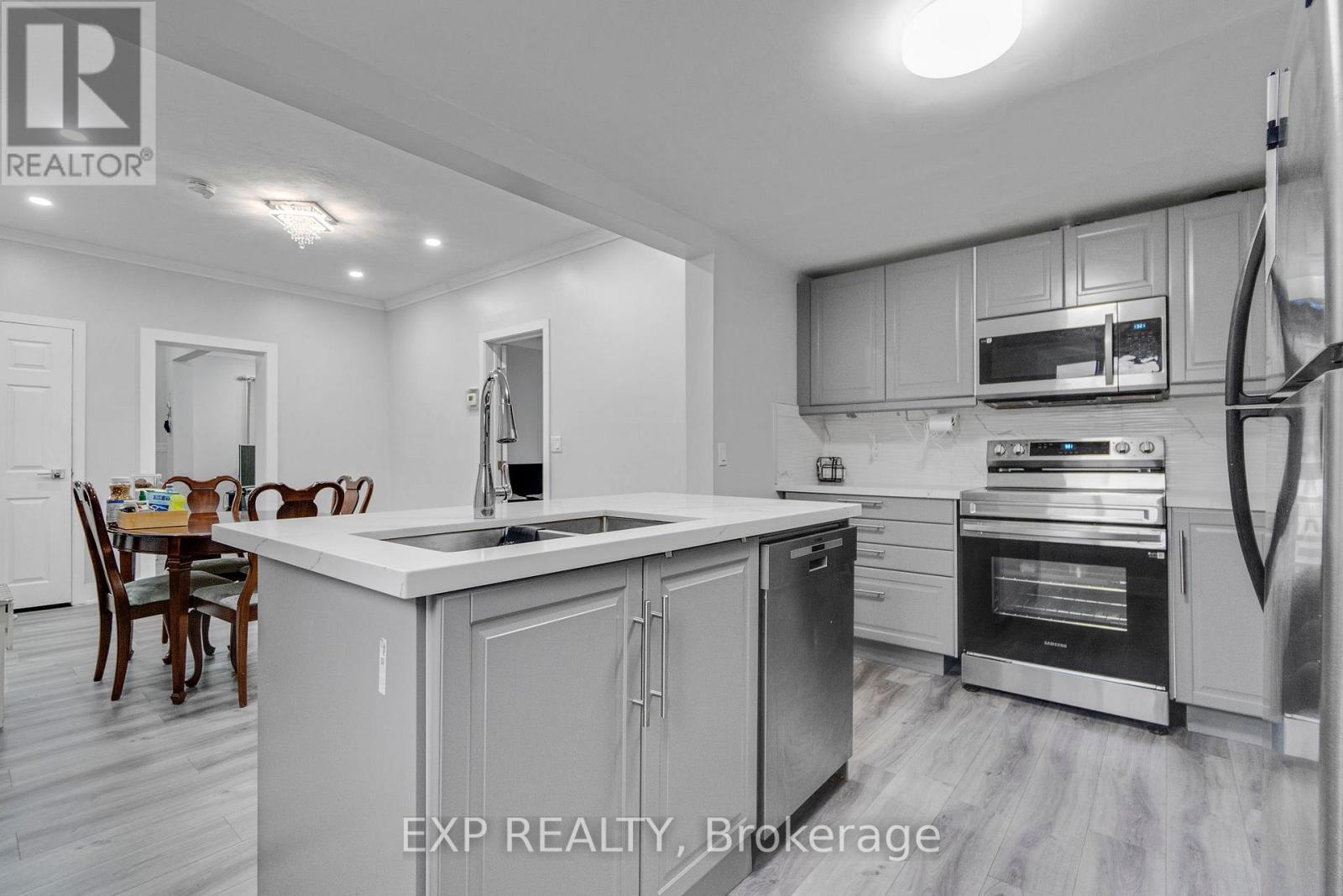 23 Lyndhurst Street, Hamilton, ON - Indoor Photo Showing Kitchen With Double Sink