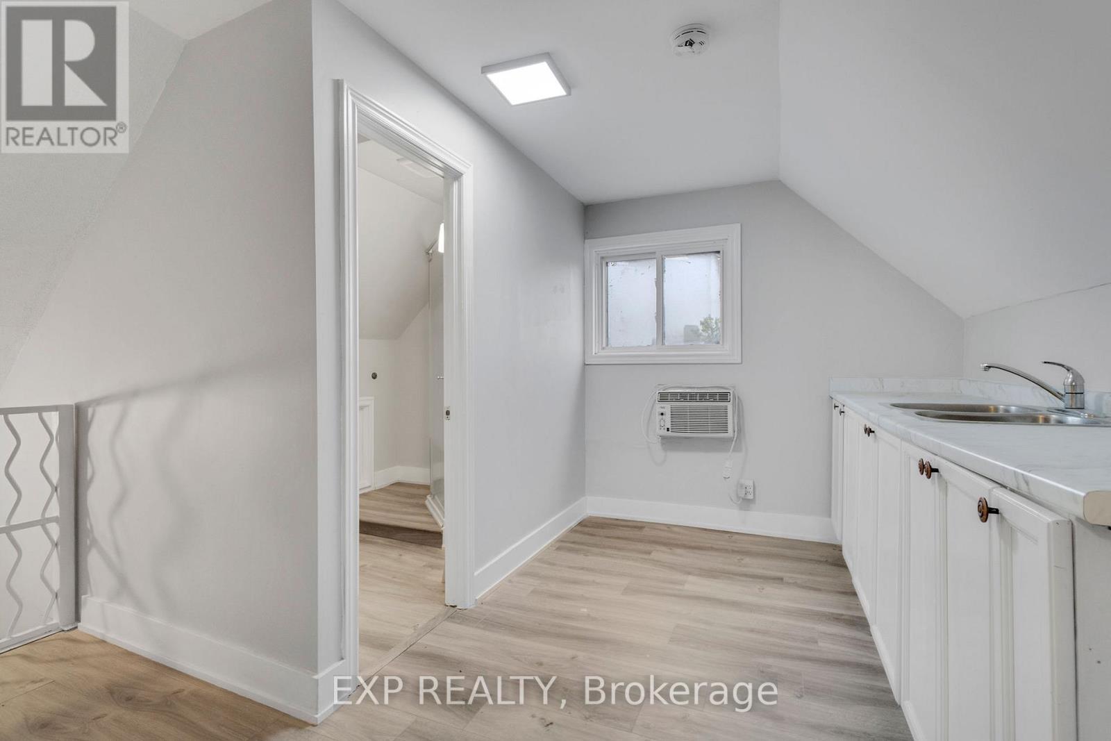 23 Lyndhurst Street, Hamilton, ON - Indoor