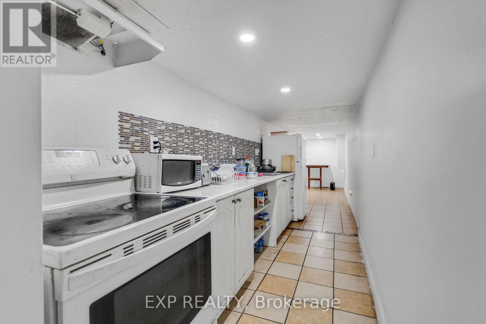 23 Lyndhurst Street, Hamilton, ON - Indoor Photo Showing Kitchen