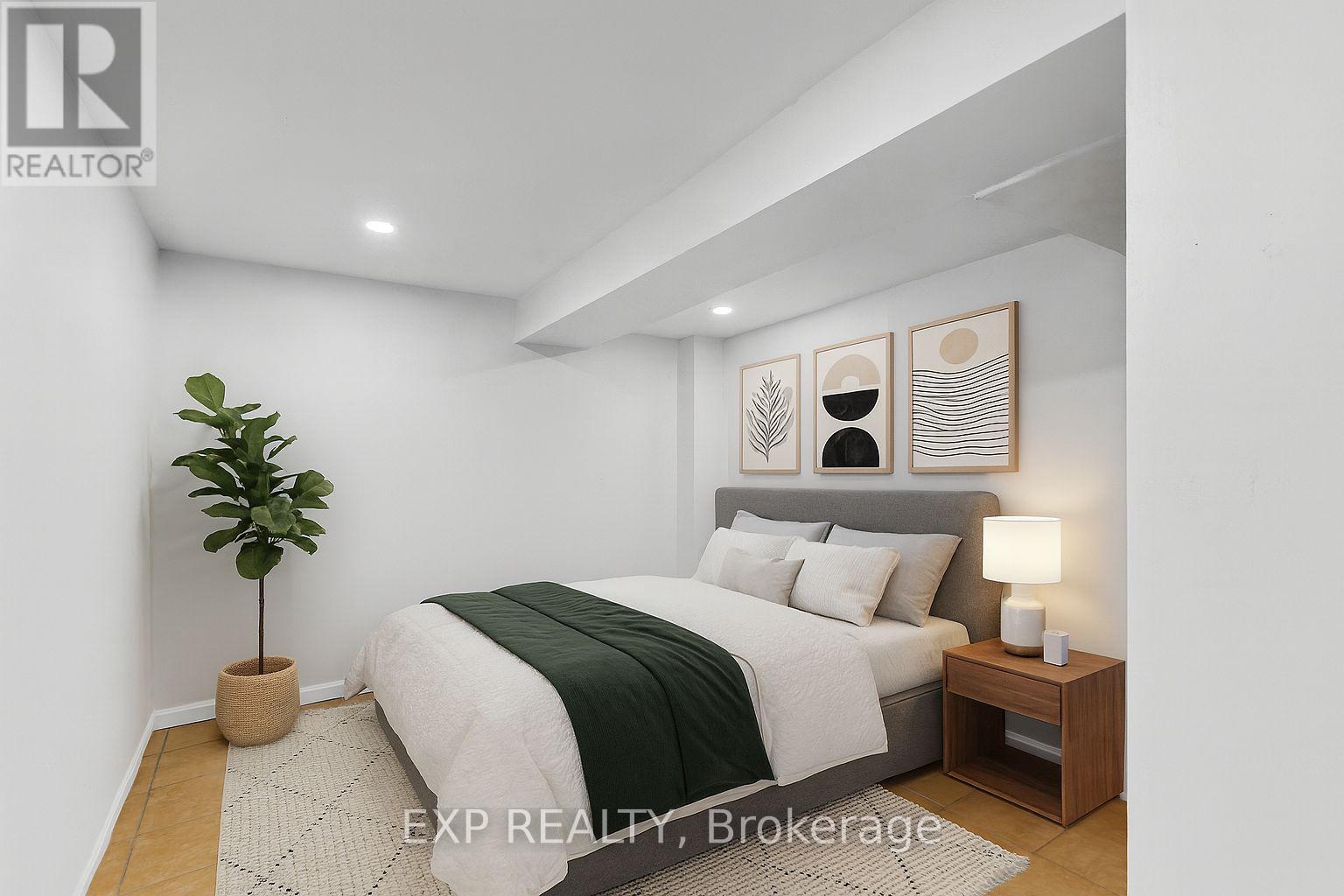 23 Lyndhurst Street, Hamilton, ON - Indoor Photo Showing Bedroom