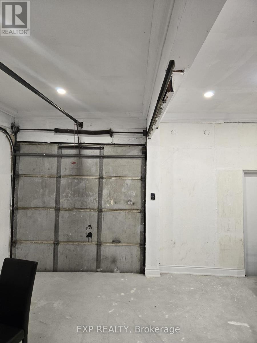 23 Lyndhurst Street, Hamilton, ON - Indoor Photo Showing Garage