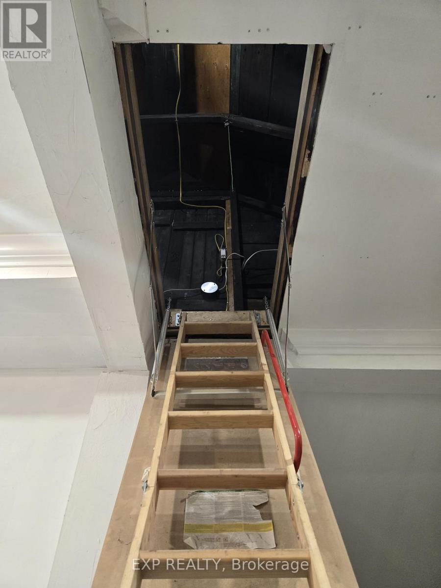 23 Lyndhurst Street, Hamilton, ON - Indoor Photo Showing Other Room