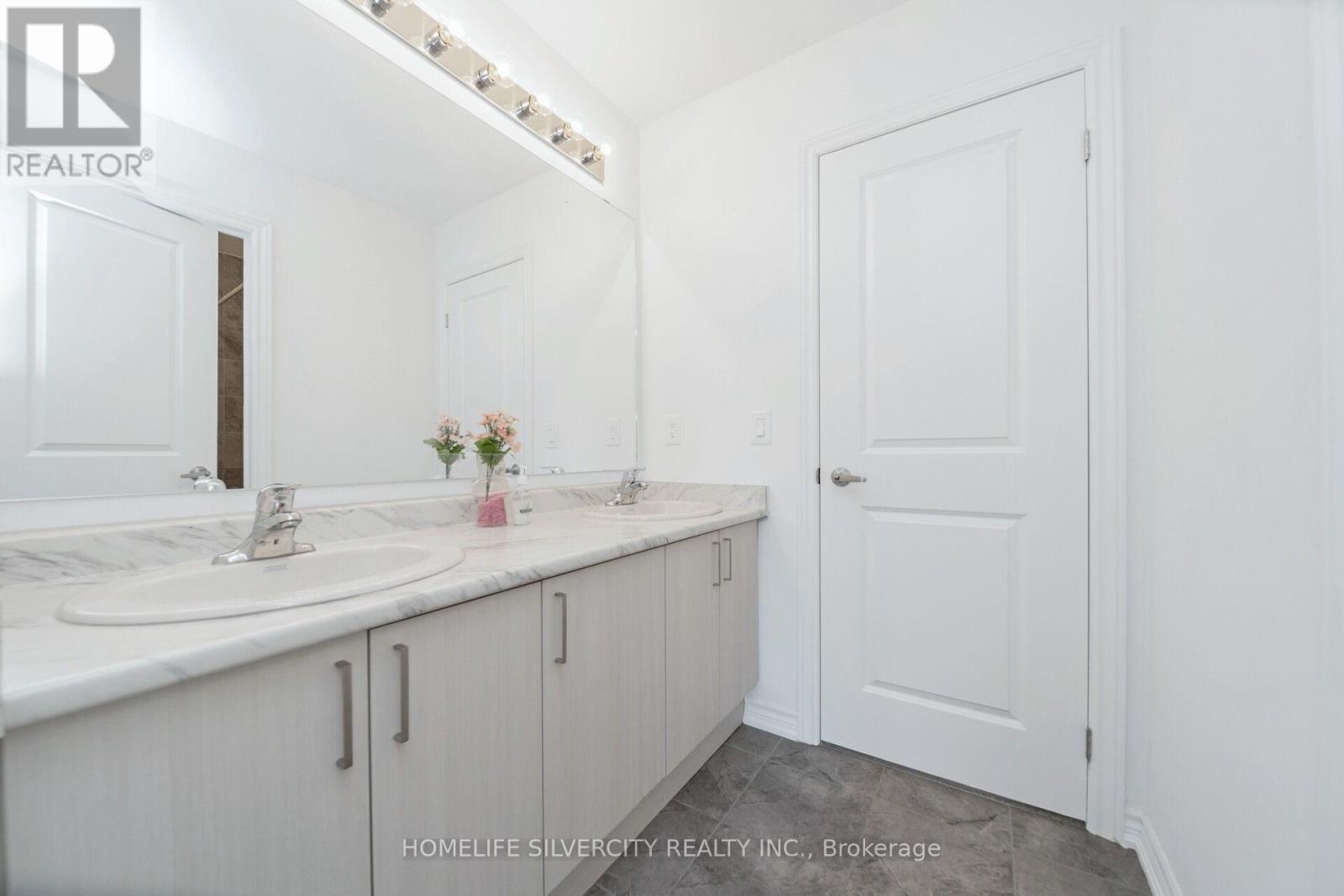 26 Sassafrass Road, Springwater, ON - Indoor Photo Showing Bathroom