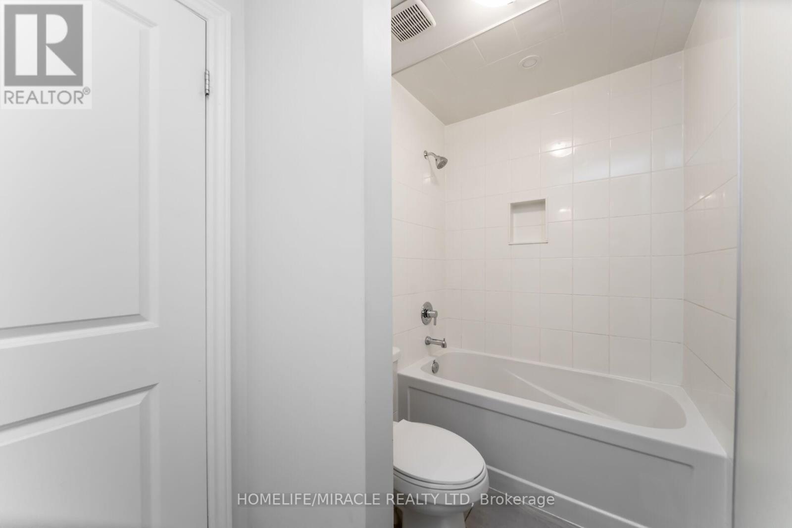 64 Phoenix Boulevard, Barrie, ON - Indoor Photo Showing Bathroom