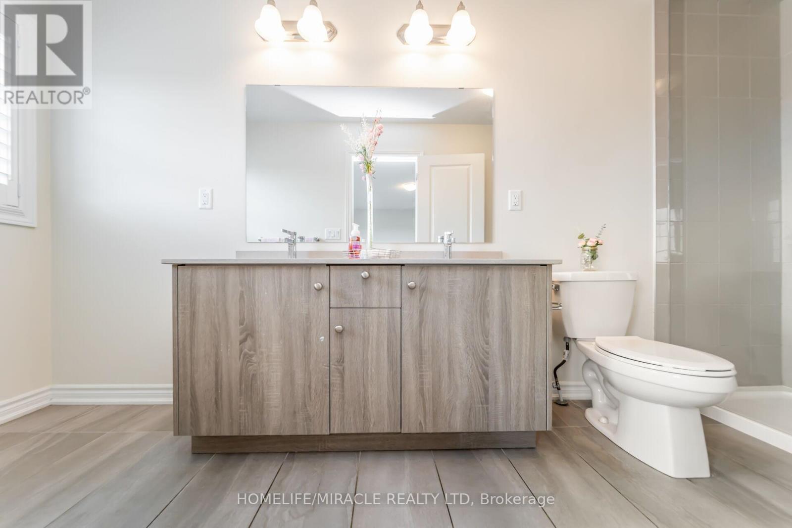 64 Phoenix Boulevard, Barrie, ON - Indoor Photo Showing Bathroom