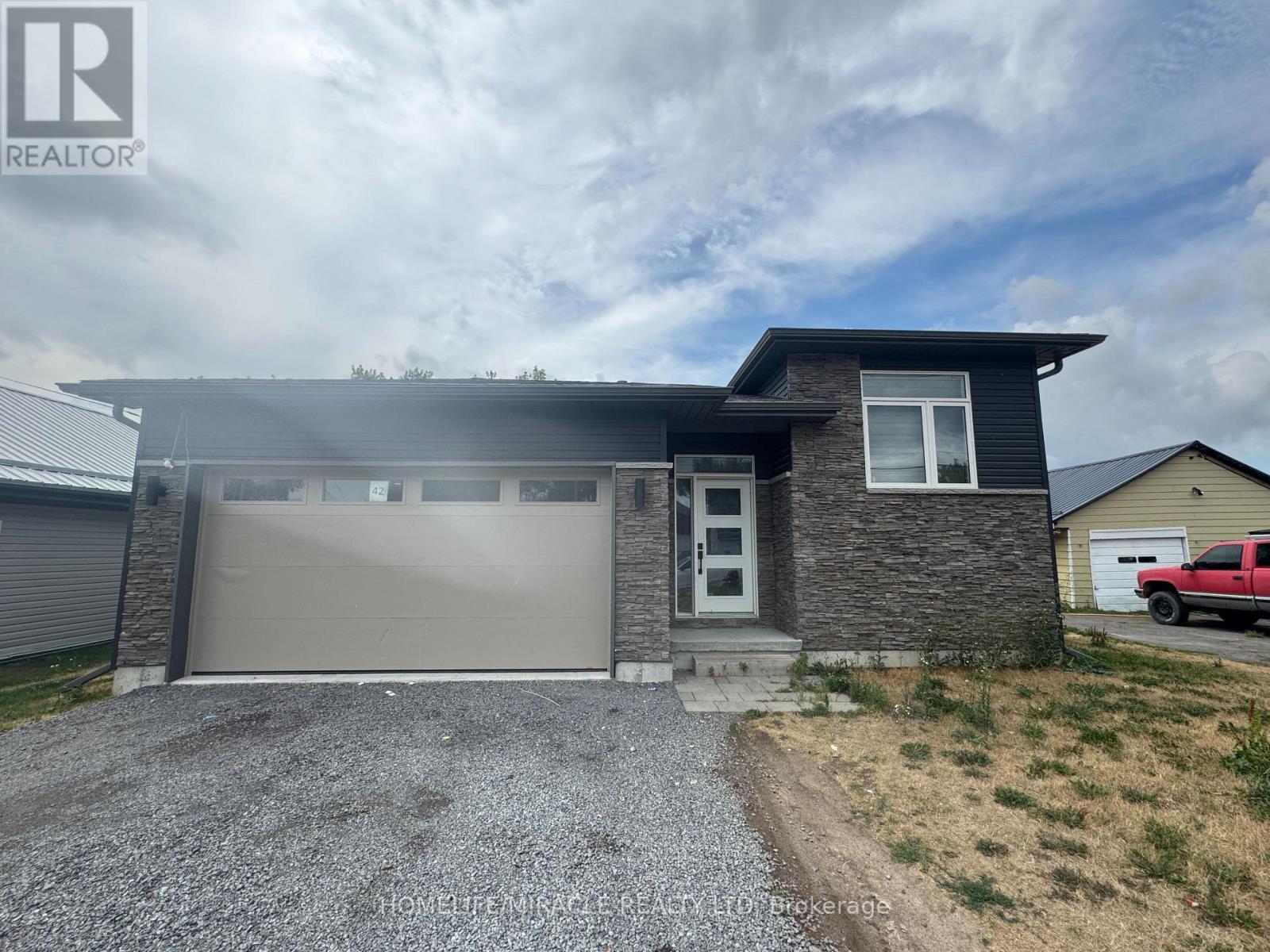 42 Centre Street, Belleville, ON - Outdoor