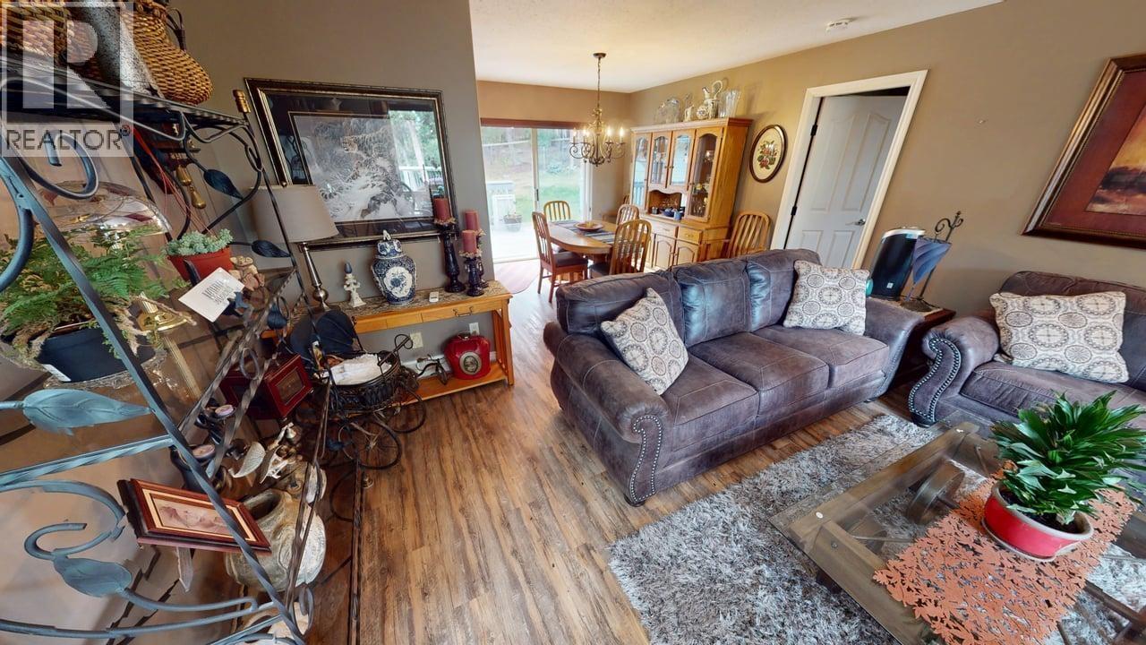 5270 Mackay Crescent, 100 Mile House, BC - Indoor Photo Showing Living Room