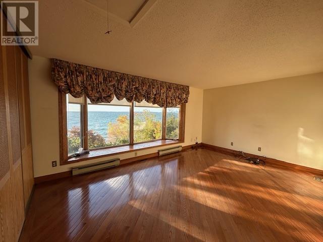 345 Dead End Rd, Harmony Beach, ON - Indoor Photo Showing Other Room