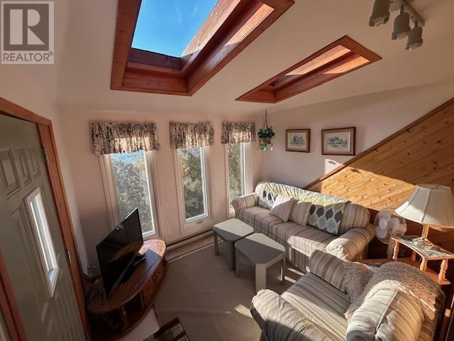 345 Dead End Rd, Harmony Beach, ON - Indoor Photo Showing Living Room
